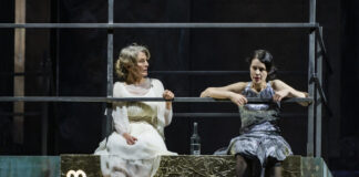 Ines Krug (Stasia), Floriane Kleinpaß (Christine) in "Das achte Leben (Für Brilka)" nach dem Roman von Nino Haratischwili. Bühnenfassung von Emilia Linda Heinrich, Julia Lochte und Jette Steckel. Foto: Bettina Stöß