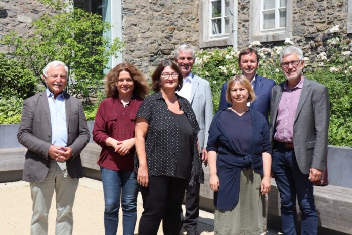 Nach der Spendenübergabe kamen die Beteiligten zu einem gemeinsamen Foto im Klostergarten neben dem Rathaus zusammen: Hans Kraft (Lions-Club), Zeliha Yetik (Integrationsbeauftragte der Stadt Ratingen), Dagmar Argow (Diakonie), Bürgermeister Klaus Pesch, Ursula Hacket (Caritasverband), Joachim Voss (Lions-Club) und Martin Sahler (Caritasverband). Foto: Stadt Ratingen