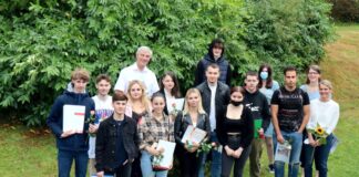 Geschafft: Schülerinnen und Schüler des BOJE-Projektes haben ihre Zeugnisse erhalten, zu den ersten Gratulanten gehörten Bürgermeister Klaus Pesch (hintere Reihe links) sowie VHS-Fachbereichsleiterin Britta Jansen (rechts) und Projektleiterin Katja von Rüsten (2. von rechts). Foto: Stadt Ratingen