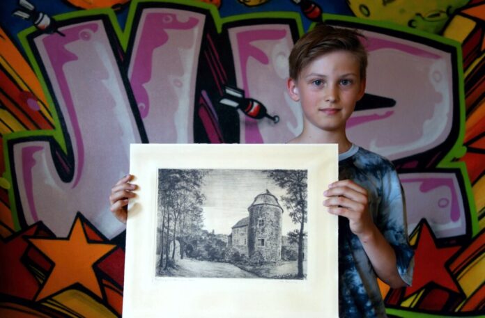 Nick (11) aus Eggerscheidt zeigt einen der Hauptpreise, den man gewinnen kann: eine handsignierte Radierung von der Wasserburg "Haus zum Haus" des Malers und Grafikers Theo Sternberg (1891-1963). Foto: Stadt Ratingen