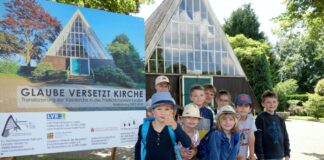 Die Ausflügler vor der evangelischen Kirche am Kesselsströttchen, die demnächst abgebaut und später im Freilichtmuseum Lindlar wieder aufgebaut wird. Foto: Stadt Ratingen