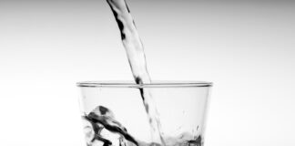 Mindestens anderthalb Liter sollte man trinken. Foto: VZ NRW/Adpic