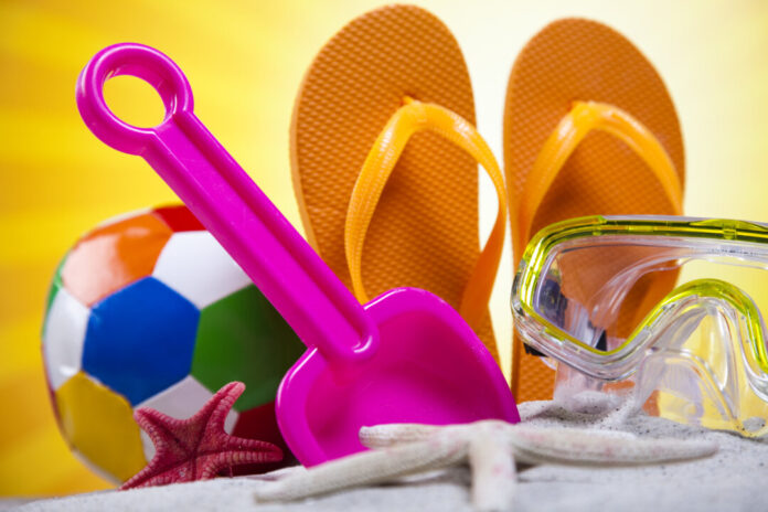 Von Schnorchel bis Flip-Flops: Es gibt Tipps, die sollten Verbraucher bei Plastikprodukten beachten. Foto: VZ NRW/Adpic