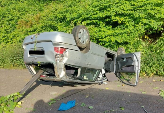 Ein Wagen landete auf dem Dach. Foto: Feuerwehr Velbert