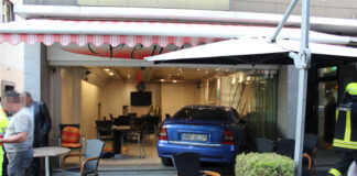 Im Eiscafé kam der Opel zum Stehen. Foto: Polizei
