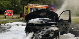 Das Behördenfahrzeug brannte komplett aus. Foto: Polizei Gelsenkirchen