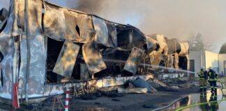 Die Löscharbeiten gestalten sich schwierig - die Halle könnte einsturzgefährdet sein. Foto: FW Haan
