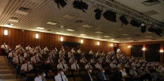 Zur Jahreshauptversammlung der Freiwilligen Feuerwehr Erkrath traf man sich in der Aula des Gymnasiums Hochdahl. Foto: FW Erkrath