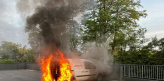 Der Mercedes Citan brannte vollständig aus. Foto: Polizei