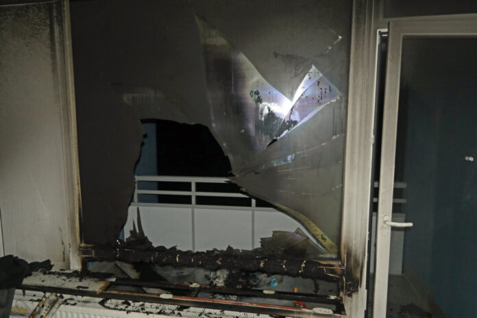 In Monheim am Rhein ist Verpackungsmüll auf einem Balkon in Brand geraten. Foto: Polizei