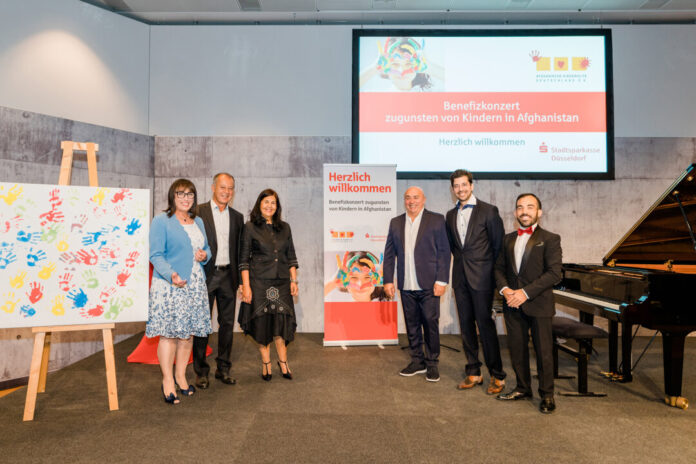 Feierten mit: Karin-Brigitte Göbel, Niam und Fouzia Ziayee, George Pavel, Farid Ziayee und Pietro Gatto. Foto: Sparkasse Feierten mit: Karin-Brigitte Göbel, Niam und Fouzia Ziayee, George Pavel, Farid Ziayee und Pietro Gatto. Foto: Sparkasse