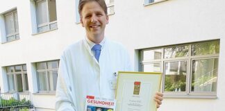 Chefarzt Professor Dr. med. Christian Berg mit der Auszeichnung. Foto: EVK Mettmann