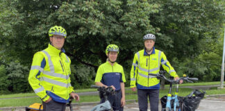 Helfen beim Umgang mit Pedelecs: Polizeihauptkommissarin Saskia Pletsch sowie Jens Jaraczewski-Kuhlen und Ralf Hühne von der Verkehrswacht Mettmann. Foto: Polizei