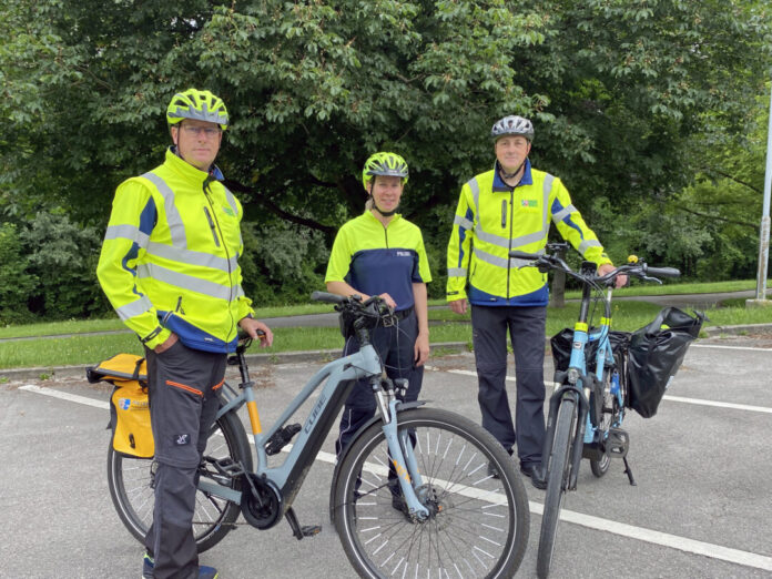 Helfen beim Umgang mit Pedelecs: Polizeihauptkommissarin Saskia Pletsch sowie Jens Jaraczewski-Kuhlen und Ralf Hühne von der Verkehrswacht Mettmann. Foto: Polizei