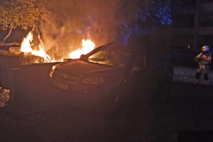 Unbekannte haben einen Müllcontainer in Monheim am Rhein in Brand gesetzt. Foto: Polizei