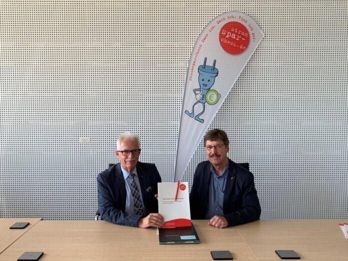 Landrat Thomas Hendele und Michael Esser (Vorstandsvorsitzender des Caritasverbandes) unterschreiben die Kooperationsvereinbarung. Foto: Kreis Mettmann