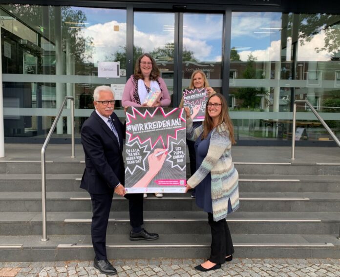 Landrat Thomas Hendele, Gleichstellungsbeauftragte Geertje Jeschke, Fachberaterin des SKFM Mettmann (die vollständigen Namen der Berater werden aus Schutzgründen nicht genannt) und Sandra Leu (stellvertretende Gleichstellungsbeauftragte der Kreisverwaltung). Foto: Kreis ME