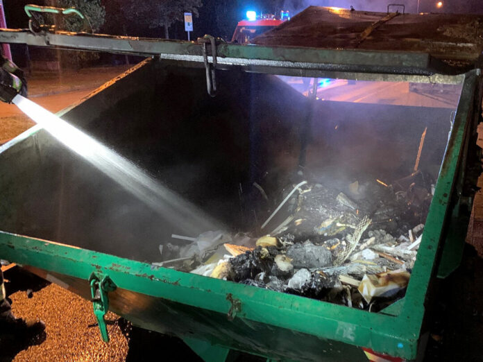 Der Container an der Höferstraße in Velbert konnte gelöschte werden, wurde aber durch das Feuer stark beschädigt. Foto: Polizei