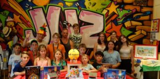 Erst kickern, dann freuen: Die Gewinner vor dem Tisch voller Preise. Foto: Baaske
