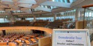 Per Smartphone kann man sich über den Landtag informieren. Foto: Landtag Nordrhein-Westfalen