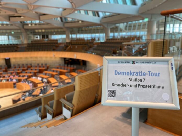 Per Smartphone kann man sich über den Landtag informieren. Foto: Landtag Nordrhein-Westfalen