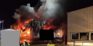 Die Lagerhalle steht in Flammen. Foto: Feuerwehr Haan/Facebook