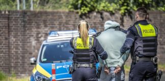 Die Polizei bei einer Festnahme. Foto: Polizei/Symbolbild