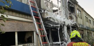 Die Einsatzstelle an der Bertha-Benz-Allee in Heiligenhaus, einer ehemaligen Flüchtlingsunterkunft. Foto: Feuerwehr Heiligenhaus