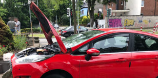 Ein Senior verwechselte beim Ausparken die Pedale seines Fahrzeugs und verursachte einen schweren Unfall. Foto: Polizei