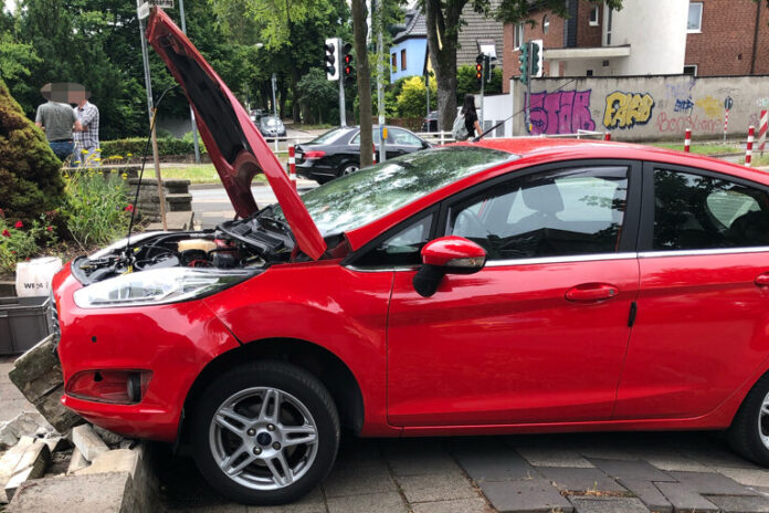 Ein Senior verwechselte beim Ausparken die Pedale seines Fahrzeugs und verursachte einen schweren Unfall. Foto: Polizei