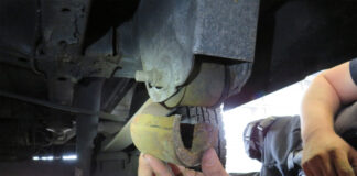 Bei einem Ford Transit war unter anderem das Federauge gebrochen. Foto: Polizei