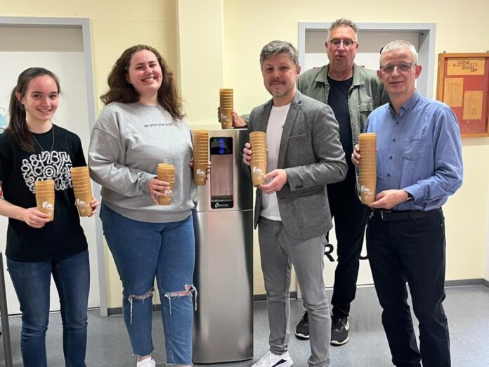 Übergabe der Becher: Melina Mitsakos, Viktoria Rick, Rafael Dyll, Thomas Reuter und Joachim Busch. Foto: Schule