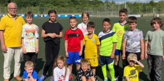 Reinhold Mauermann und die jungen Fussballspielenden. Foto: Thomas Angst