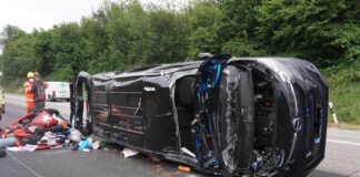 Gepäck lag nach dem Unfall des Kleinbusses auf der A3. Foto: FW Ratingen