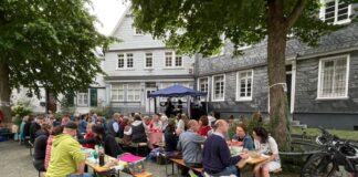 Auf dem historischen Marktplatz werden die Tische wieder aufgebaut - 35 davon soll es geben. Foto: Frauennetzwerk