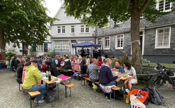 Auf dem historischen Marktplatz werden die Tische wieder aufgebaut - 35 davon soll es geben. Foto: Frauennetzwerk