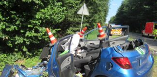 Der beschädigte Toyota am Fahrbahnrand. Foto: Polizei