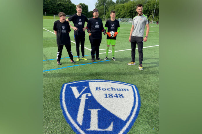 Die Rainbow Stars Soccer mit ihrem Trainer Eric Glindemann waren anlässlich der euopäischen Fußballwoche beim VFL Bochum eingalden. Foto: privat