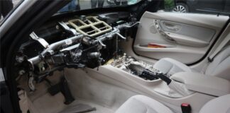 Auch im Fahrzeuginneren wurde der BMW ausgeschlachtet. Foto: Polizei