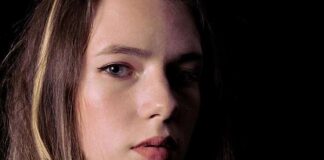 Die Düsseldorfer Singer-Songwriterin Julika. Fotorechte: Künstlerin