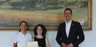Sophia Amelingmeyer und Jakob Ibrahim erzielten als Duo am Klavier und der Trompete den zweiten Platz beim Bundeswettbewerb „Jugend musiziert“ und durften sich in Anerkennung ihrer Leistungen ins Goldene Buch der Stadt Erkrath eintragen. Foto: Stadt Erkrath