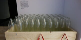 Bei ihrem Rundgang durch das Museum dürfen die Kulturrucksäckler leere Glasflaschen gegen eine Stahlwand schleudern. Foto: Stadt Ratingen