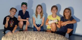 Vor einem Kunstobjekt des Nagelkünstlers Günter Uecker versammelten sich die Ratinger zu einem Gruppenbild. Foto: Stadt Ratingen