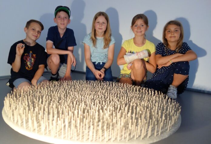 Vor einem Kunstobjekt des Nagelkünstlers Günter Uecker versammelten sich die Ratinger zu einem Gruppenbild. Foto: Stadt Ratingen