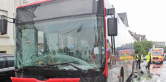 Der am Unfall beteiligte Linienbus wurde schwer beschädigt. Foto: Polizei