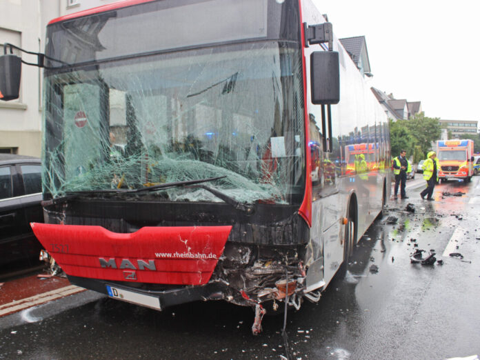 Der am Unfall beteiligte Linienbus wurde schwer beschädigt. Foto: Polizei