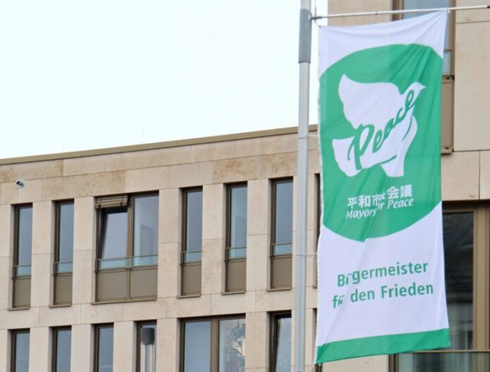 Wie schon in den Vorjahren wird auch an diesem 8. Juli vor dem Ratinger Rathaus die Flagge der Mayors for Peace wehen. Archivfoto: Stadt Ratingen