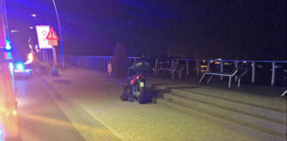 Der Moped-Fahrer wurde zur stationären Behandlung in ein Krankenhaus gebracht. Foto: Polizei