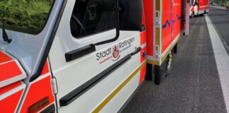 Ein Einsatzwagen vor Ort an der Unfallstelle. Foto: FW Ratingen