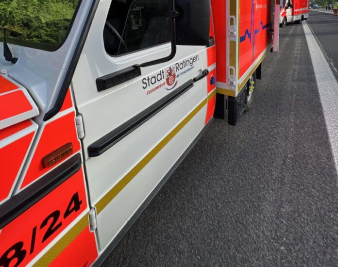 Ein Einsatzwagen vor Ort an der Unfallstelle. Foto: FW Ratingen